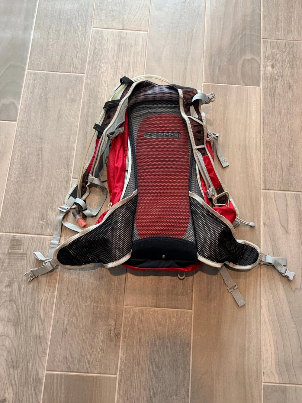 OSPREY Manta 20 Red Men's Hydration Backpack with Adjustable Straps